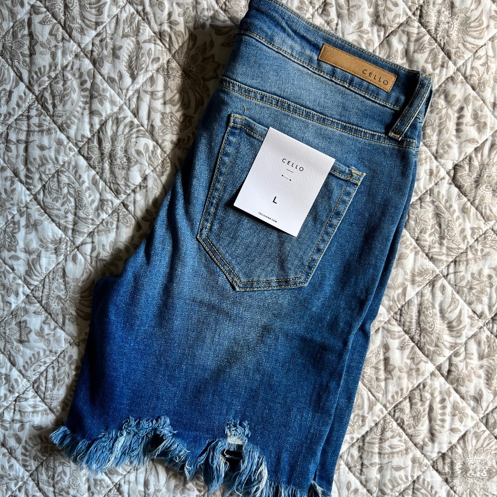 Longline Distressed Shorts | CELLO